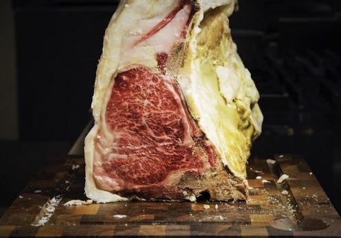 ステーキ肉を冷蔵庫で熟成させるのは危険?プロが教える自宅で美味しくなる「寝かせ」の方法