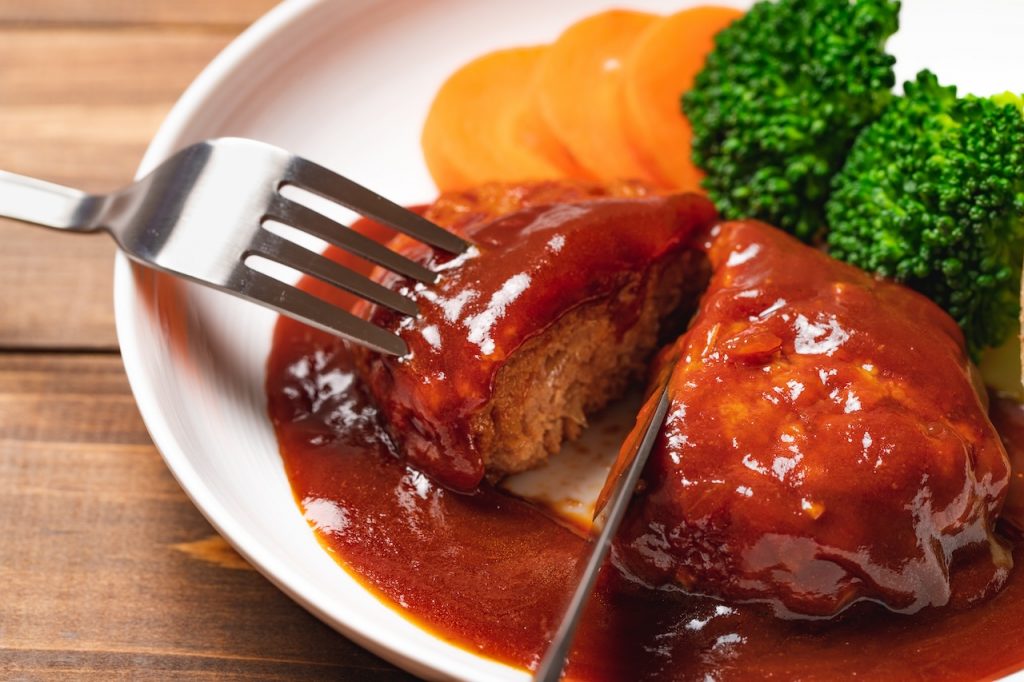 蒸し焼きでジューシーなハンバーグ