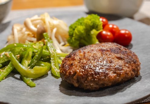 ハンバーグの焼き方|水あり・なしどっちが正解?蒸し焼きの適量と時間を解説
