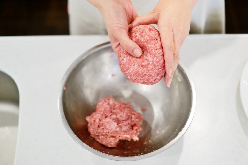 ハンバーグの制作風景