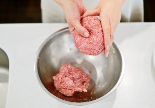 牛乳なしでも作れるハンバーグレシピを紹介。マヨネーズや豆腐など代用テクも解説