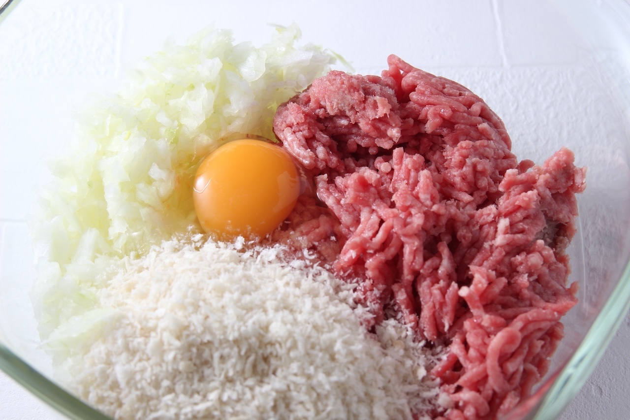 ハンバーグの材料が入ったボウル