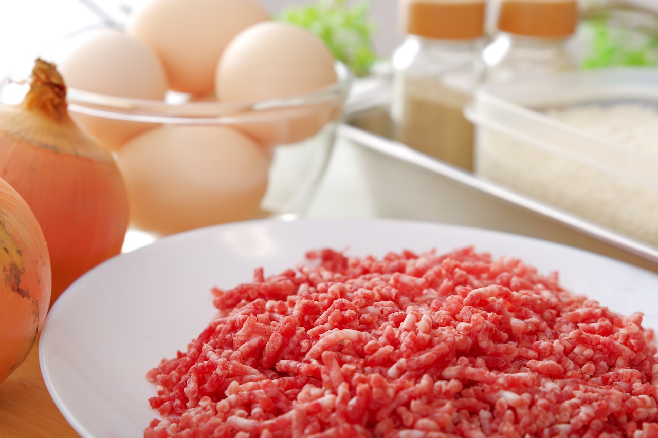 ハンバーグに使われるひき肉とつなぎ