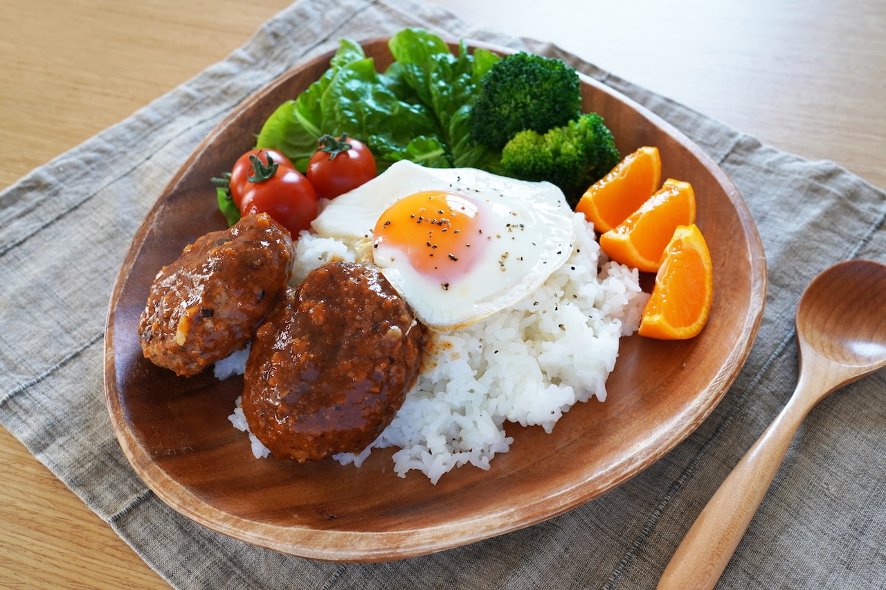 冷凍ハンバーグで作るロコモコ