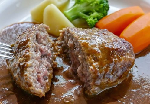 切った瞬間、肉汁ジュワッ!自宅で簡単「究極の肉汁ハンバーグ」再現レシピ