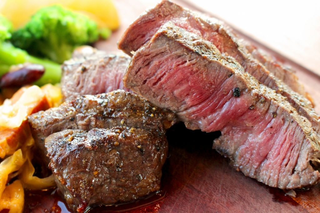 カットされたステーキ肉(熟成)