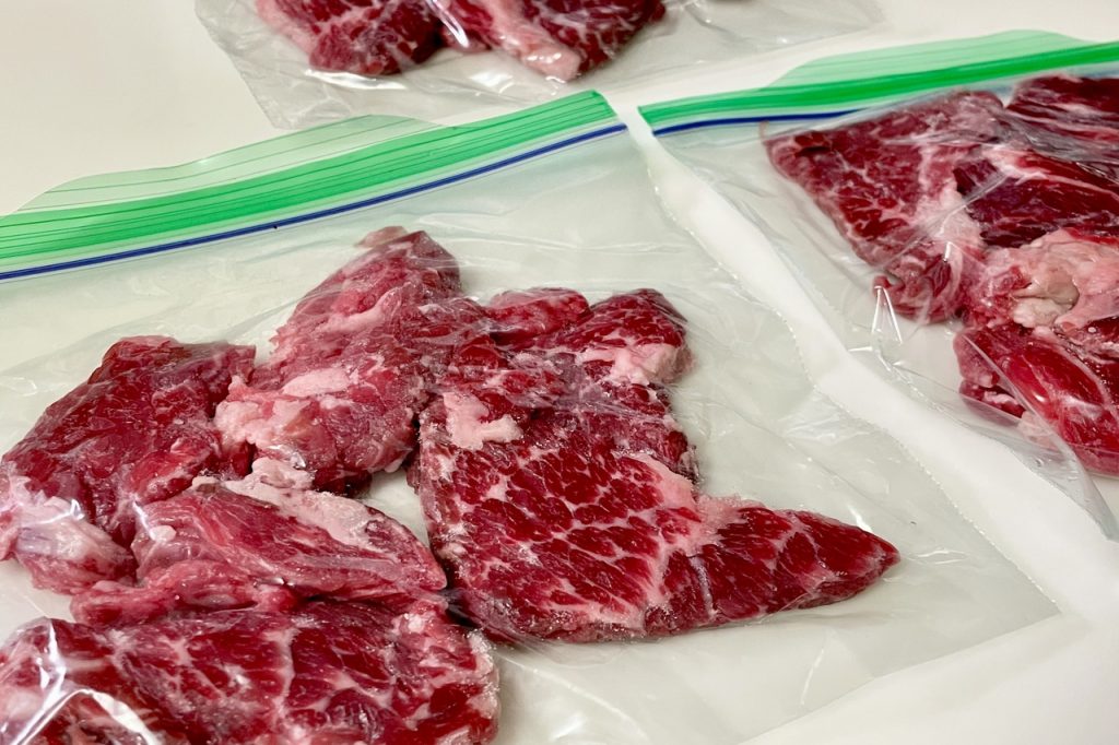 冷凍するために保存袋に小分けにされた肉