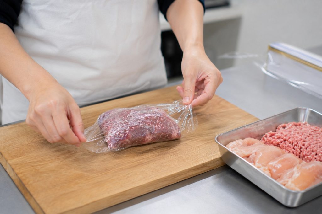 牛肉をラップで包んでいる様子