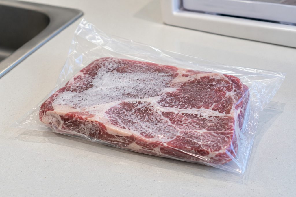 保存袋に入った冷凍焼けした肉が置かれている様子