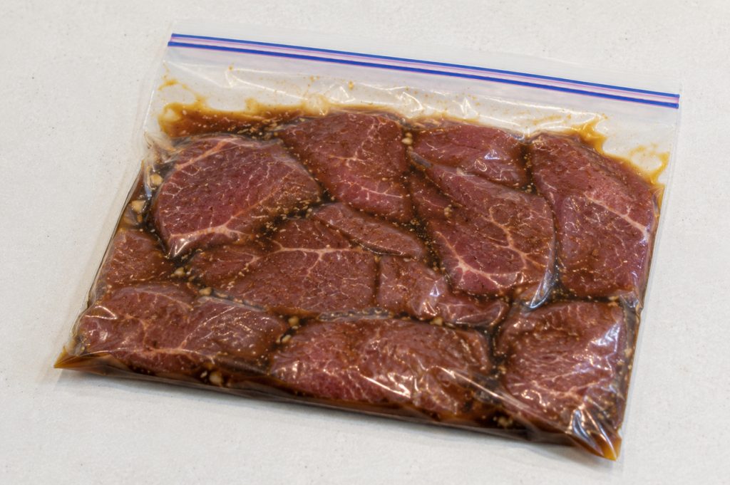 保存袋に味付けされた肉が入っている様子