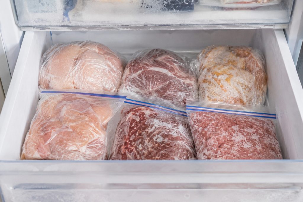 保存袋に入った肉が冷凍保存されている様子