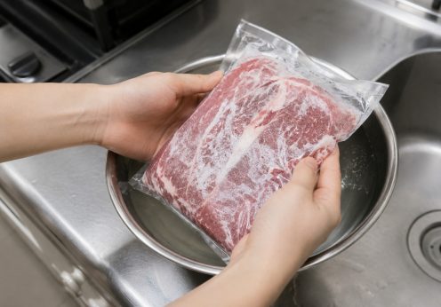肉をお湯で解凍するのはNG?ぬるま湯や塩水の裏ワザがおすすめできない理由と正しい時短法