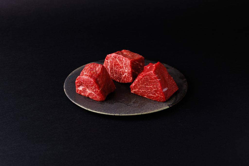黒い皿に格之進の「門崎熟成肉」が置かれている